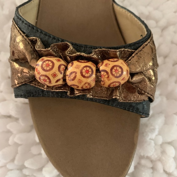 Size 7 kitten beaded metallic bronze shoe heel open toe From Barbados unique - Picture 3 of 4